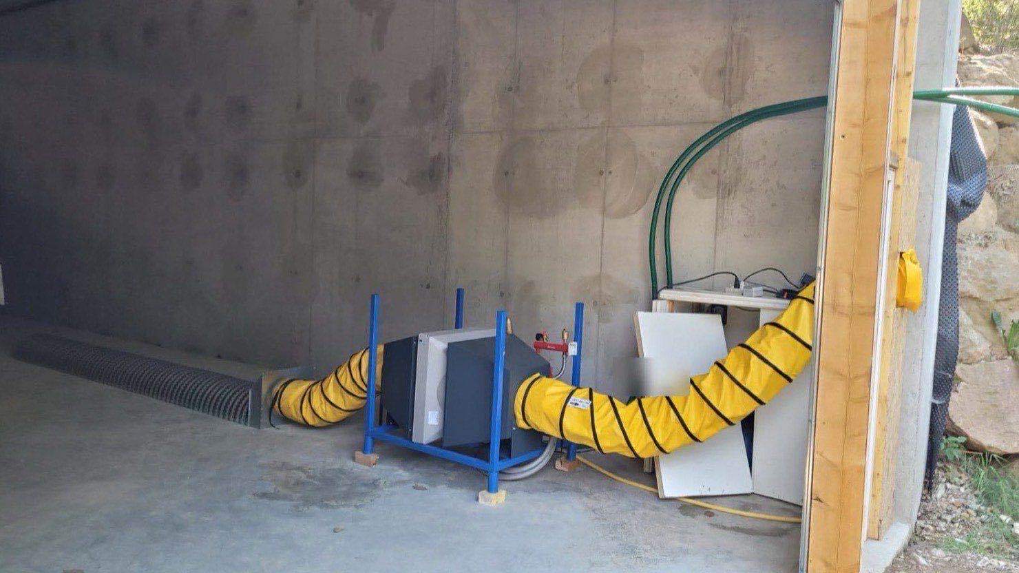 Intérieur du bâtiment : unité de soufflage et gaines distribuant l'air chaud